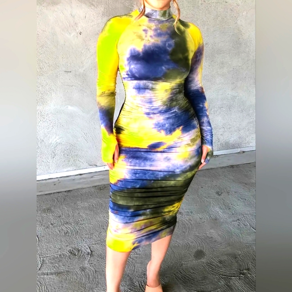 💛Super, curvy tye-dye dress with finger loops for PRETTY PLUS-es💛💜🖤- NEW.